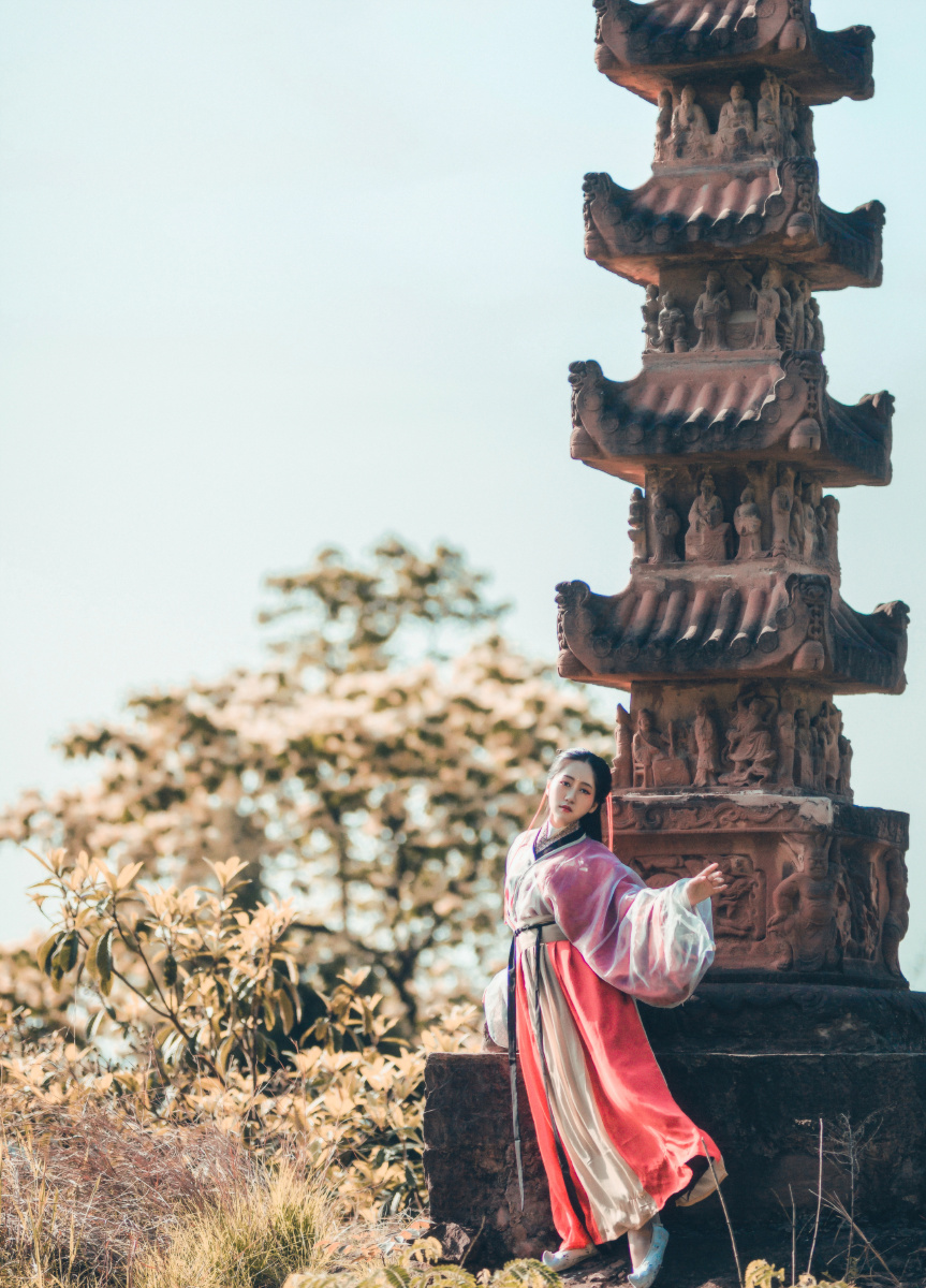 上遥居-媚眼含羞合 丹唇逐笑开 风卷葡萄带 日照石