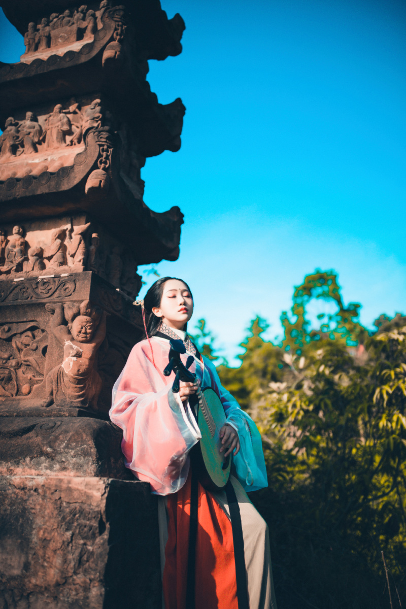 上遥居-媚眼含羞合 丹唇逐笑开 风卷葡萄带 日照石