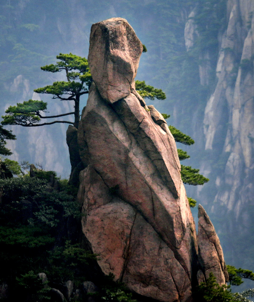 黄山上一似人奇石与松树相伴成景.