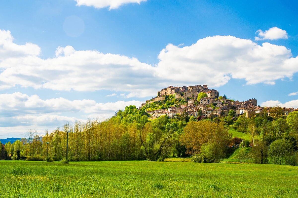 法国小镇 Cordes sur ciel。在当地老人的建议下我走进他的田地里，借着明媚的阳光拍下这张照片，还有一路的好心情。