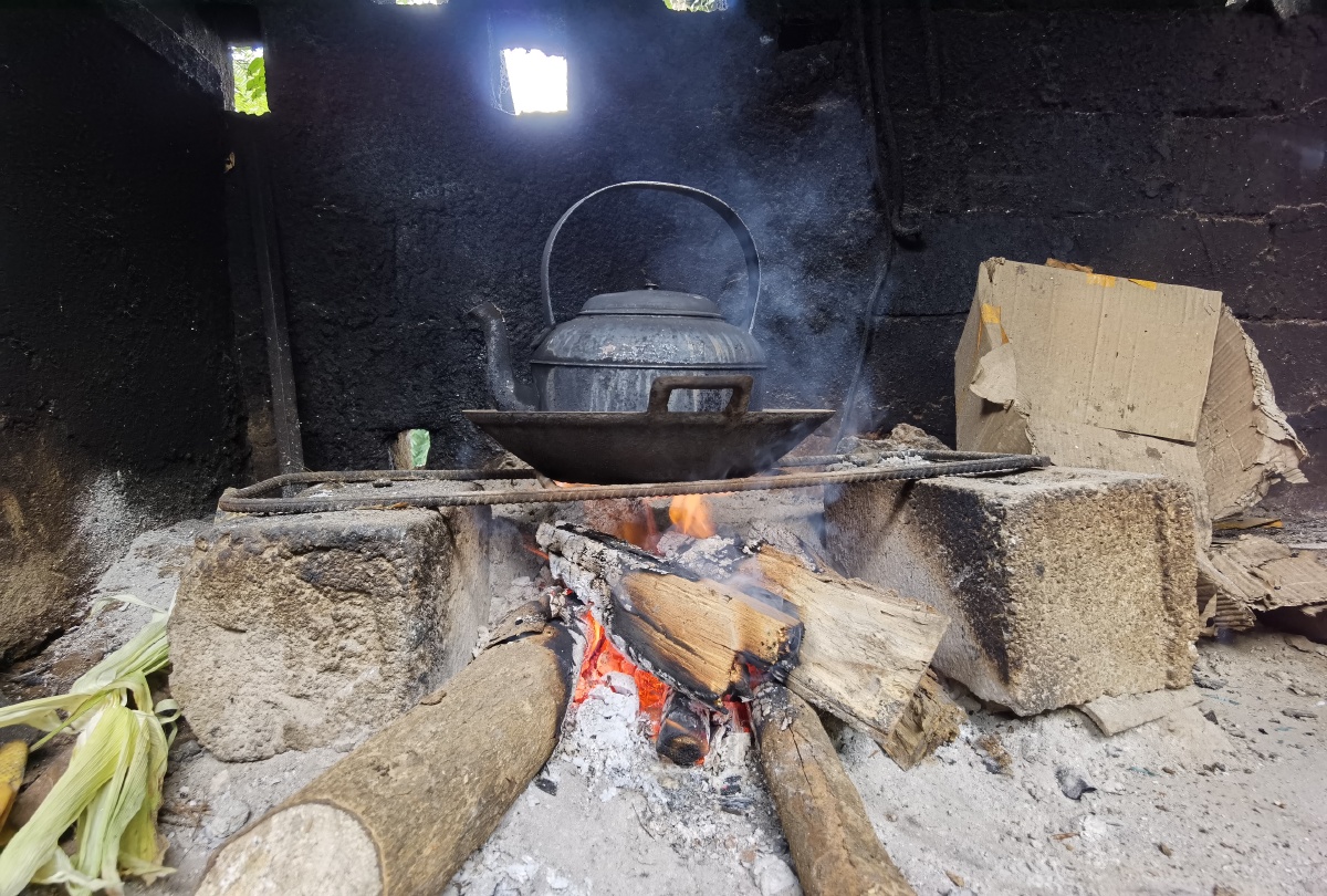 佤族农家的火塘