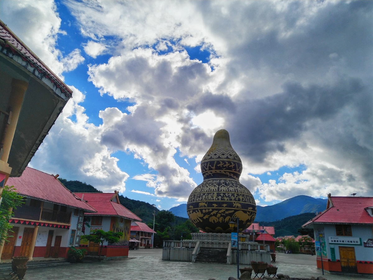 云南的沧源县,有一个大葫芦,当地佤族传说,人是从葫芦里来的