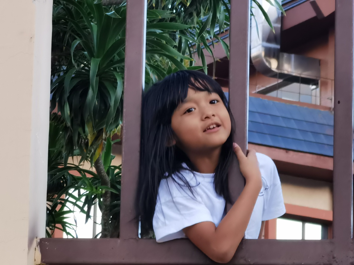 探出头来的佤族小女孩