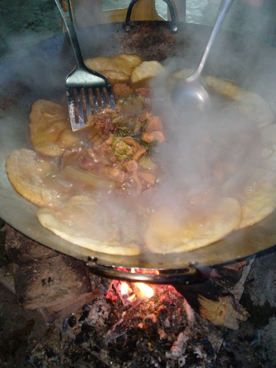 柴火地锅鸡,自己做的,很地道
