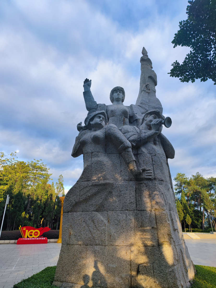 百色起义纪念碑园里的革命雕塑