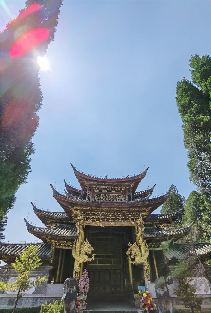 春色满园关不住云南沧源广允缅寺拍摄