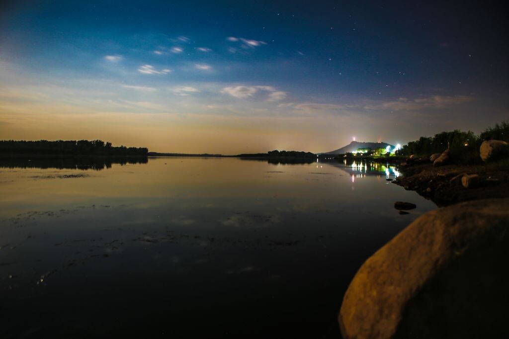 骑车路过滦河水利工程区，夜已经黑了，月光很明，景色宜人，停车拍照！