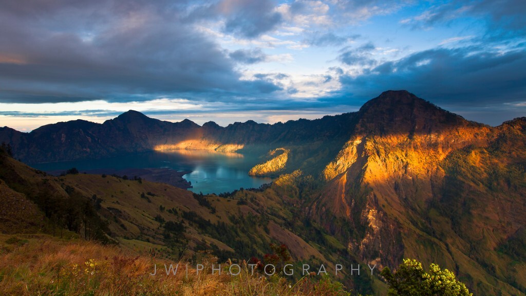 清晨第一道阳光射向林查尼火山湖