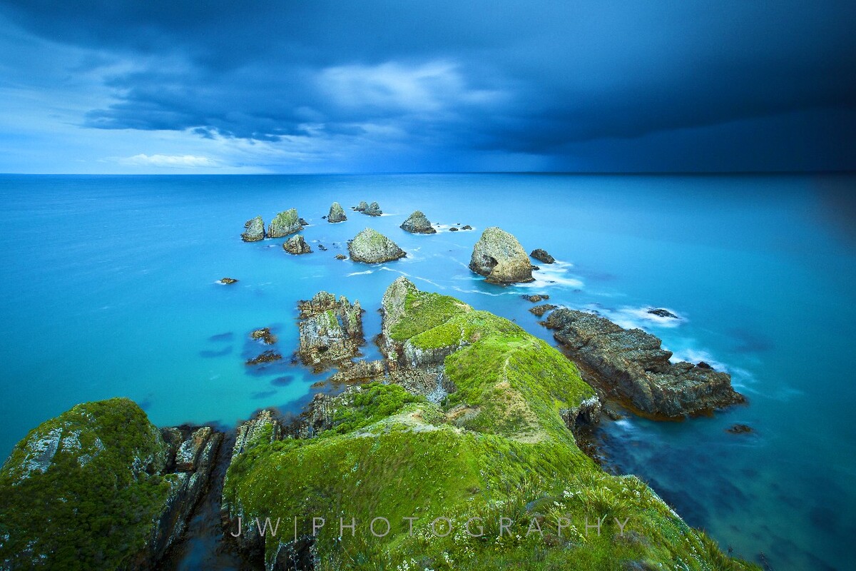 新西兰nugget point，无日落，只有靠拉长曝光时间来渲染这壮丽的海景。大图可以看到礁石上密密麻麻的海鸥。