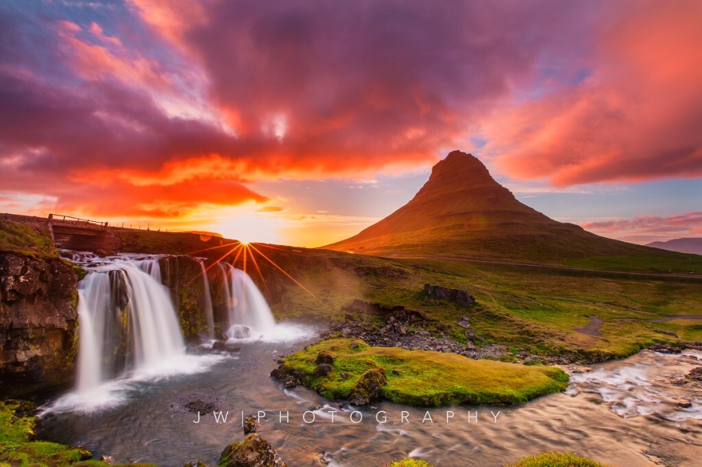 冰岛Kirkjufell，中文名教堂山，位于冰岛的西部半岛。一般跟团或者少于一周的自由行估计都不会选择这里，但是若你是摄影爱好者，一定不可以错过。完美的圆锥型山峰，加上双层瀑布的点缀，在夕阳下美得太奢侈。