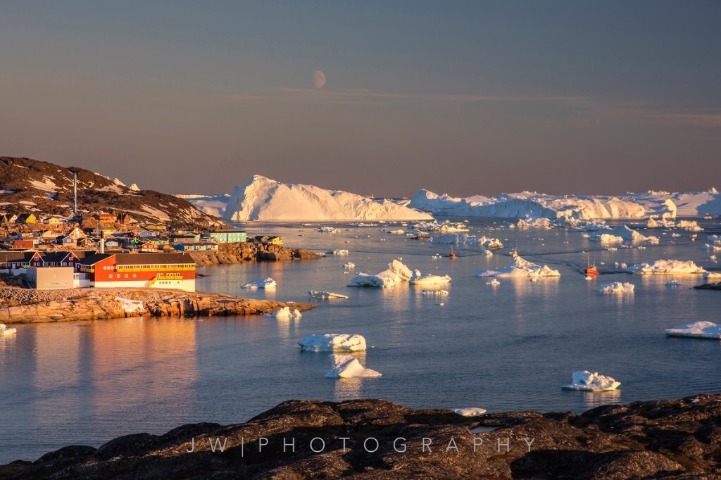 格陵兰的Ilulissat，午夜日落时分如此宁静。（题外话，极昼时太阳不落，在地平线附近平移<a href="https://tuchong.com/1345187/" target="_blank">@_</a>@）