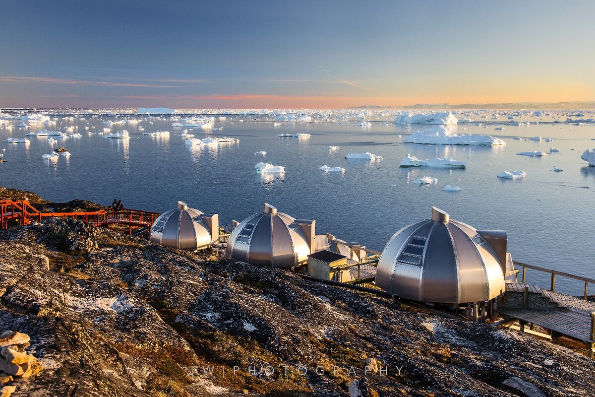 格陵兰伊卢利萨特可爱的Igloo，无敌冰山海景。这张拍摄于午夜时分，夏季是极昼午夜阳光暖暖的停留在海平线之上冰山显得格外宁静。