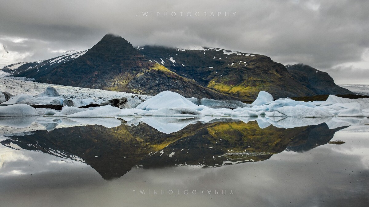 Fjallsárlón，又称小冰湖，位于正统冰湖西南大约500米处，这里冰山更多，几乎没有游客，于是让我拍到了完美的镜面。清晨的那一刻虽无日出彩霞，但一切已经足够美好。
