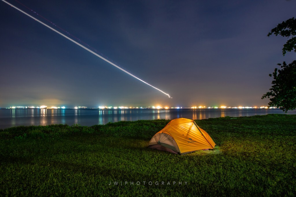 我们在新加坡东海岸公园露营，帐篷位于即将落地的飞机航道下方，一架轰鸣而过的飞机在长曝下变成了超级星轨。