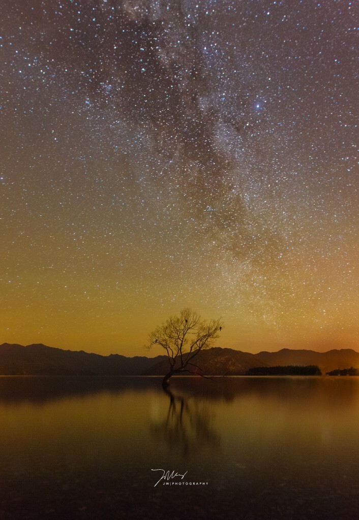 独享天地。凌晨四点我们为了看流星雨来到了Wanaka的湖边,本来以为可以和这颗树一样独享一片天地,没想到勤(ku)奋(bi)的摄影师还不止我一人。一位美国的摄影师Josh直接穿上长靴走入冰冷的湖水中,为了能得到更好的构图,并且一站就是2个多小时。和他聊了会觉得是位室外高人,还跟我推荐了几个不错的拍摄银河的地点。先来张我拍的,很期待看到他在湖中拍摄到的作品.