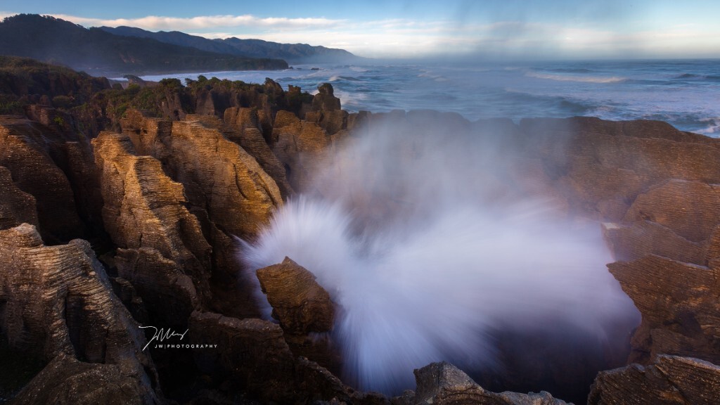 Fire in the hole. Punakaki的薄饼岩,每天涨潮时分巨大的海浪冲向这一片礁石,又从狭缝中迸发出来,浩大的声势甚至你能感受到大地在振动。虽说在潮位最高时浪花最大,可是就拍摄而言我觉得小点的浪花更能体现这片岩石的奇特。另外, 0.5秒是个不错的快门速度,如图所示:)爱拍浪的朋友们可以参考一下。