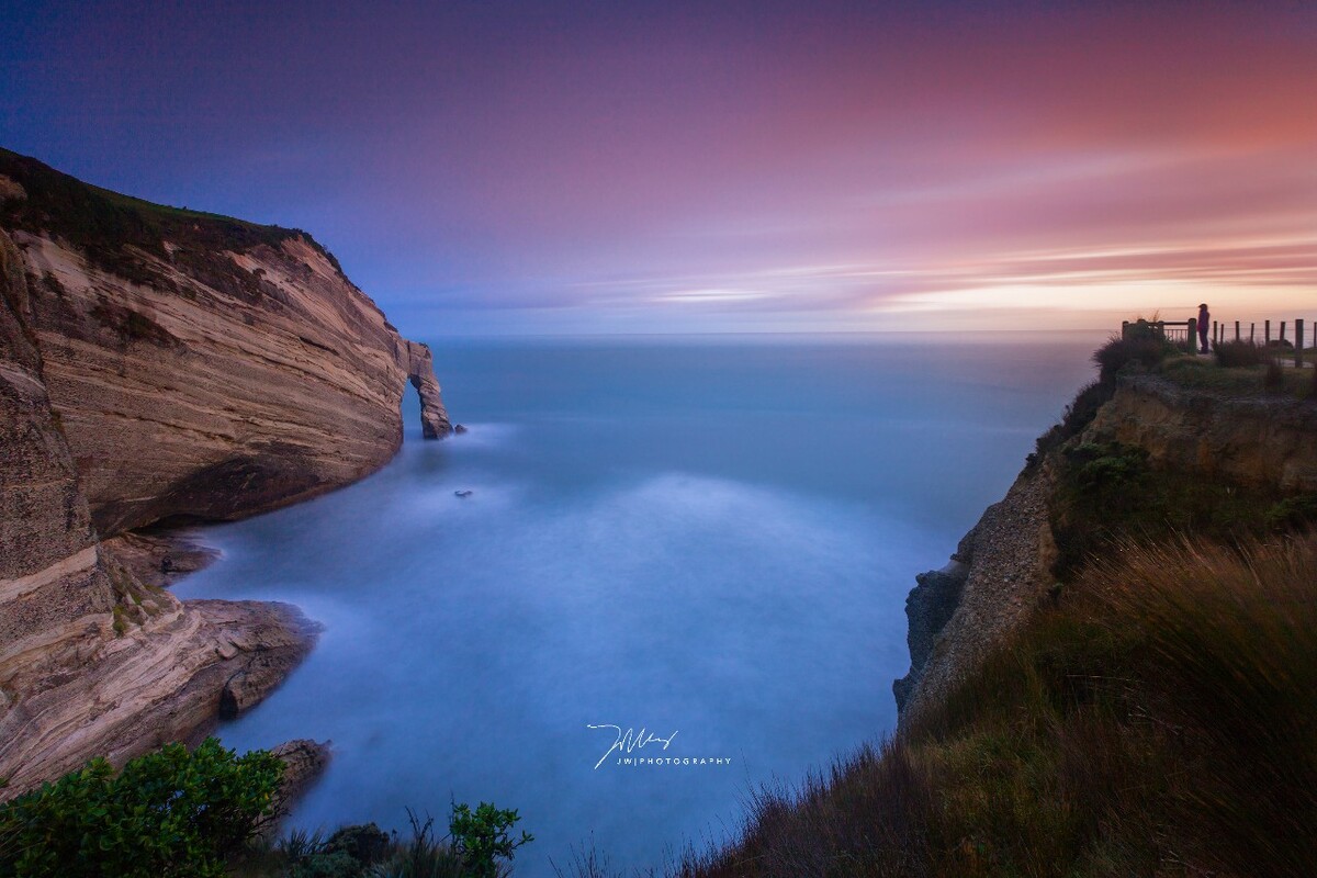 这个地方叫Cape Farewell （再见角），属于新西兰冷门景点，那个礁石就是新西兰南岛的最北点。早上惊涛骇浪拍打着悬崖和礁石，一张超长曝光（4分钟）的照片再合适不过啦。（感谢@LisaaWu 的磐石出演）