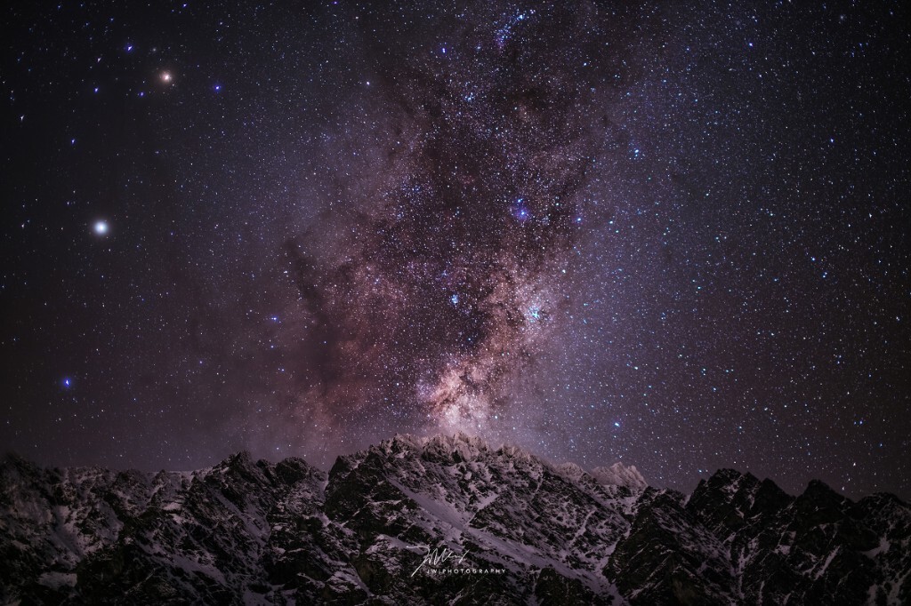 新西兰皇后镇的群山 The Remarkables。 山如其名,巍峨连绵。上次在Wanaka碰到个摄影大神给我推荐的拍摄地点超赞,晚上8点开始看银河慢慢从群山后升起,昨晚拍的这一段timelapse延时片把我自己都感动了。短片还在细致处理中,先贴一张截图分享给大家。