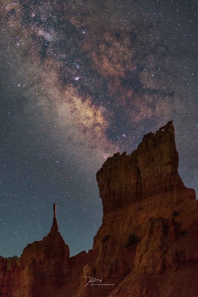 Bryce 峡谷国家公园，半夜在下到山谷的步道上仰望星空，月光照亮了这些外星表面般的石林。