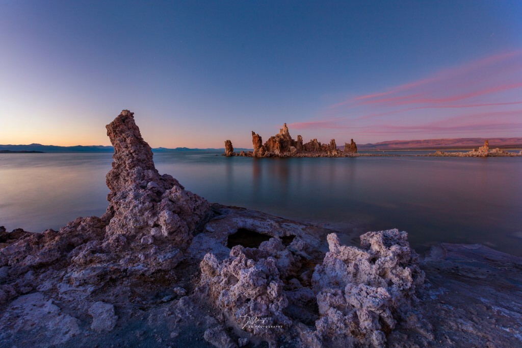 优胜美地公园东门外的mono lake，湖中矗立着许多形态各异的凝灰岩，日落时分一缕红云飘过，颇有点仙气。
