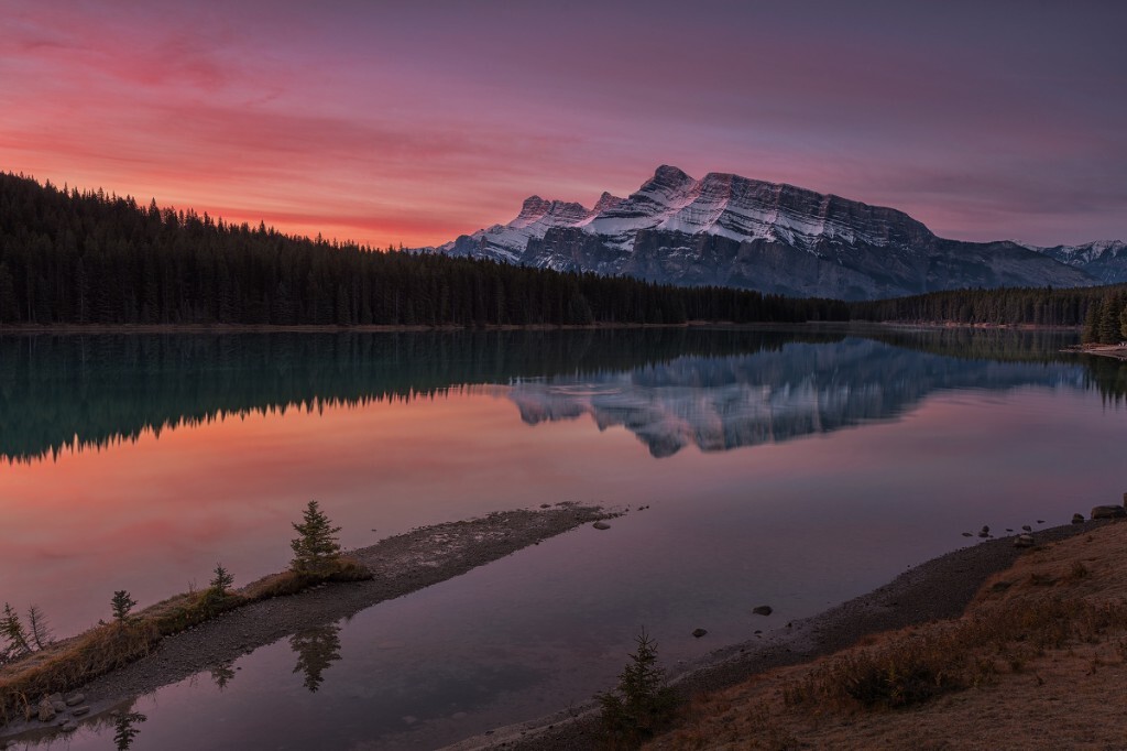 班夫的two jack lake. 一般都是用湖中的三四块石头做前景，那么我就来点不一样的吧。爬上小山坡来一张俯瞰视角。（已经先后四五次来到这个湖，为了尝试不同的视角和等待完美的光线，今早梦已圆）