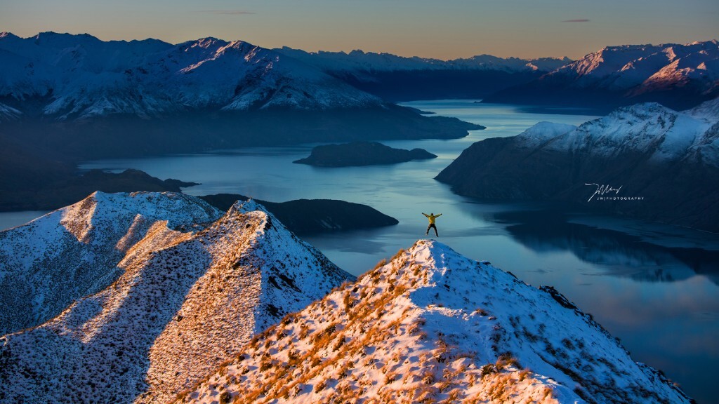 新西兰瓦纳卡 (Wanaka) 的 Roys Peak 山峰,我们爬了两次。第一次深秋时,物资准备不足,且游人太多,往返八小时下山后,即使过程很虐,我们仍决心要再来一次。第二次初冬时,群山已白头,我们在日落时分登顶,独享这片天地。来这里的人们都会留下山巅的那一张,而我当然要来点不一样的,Lisa 为我按下快门拍了这张《跳入你怀抱》。天黑后,踩着雪在星空下走了三小时回到停车场,一次壮阔与刺激的体验。