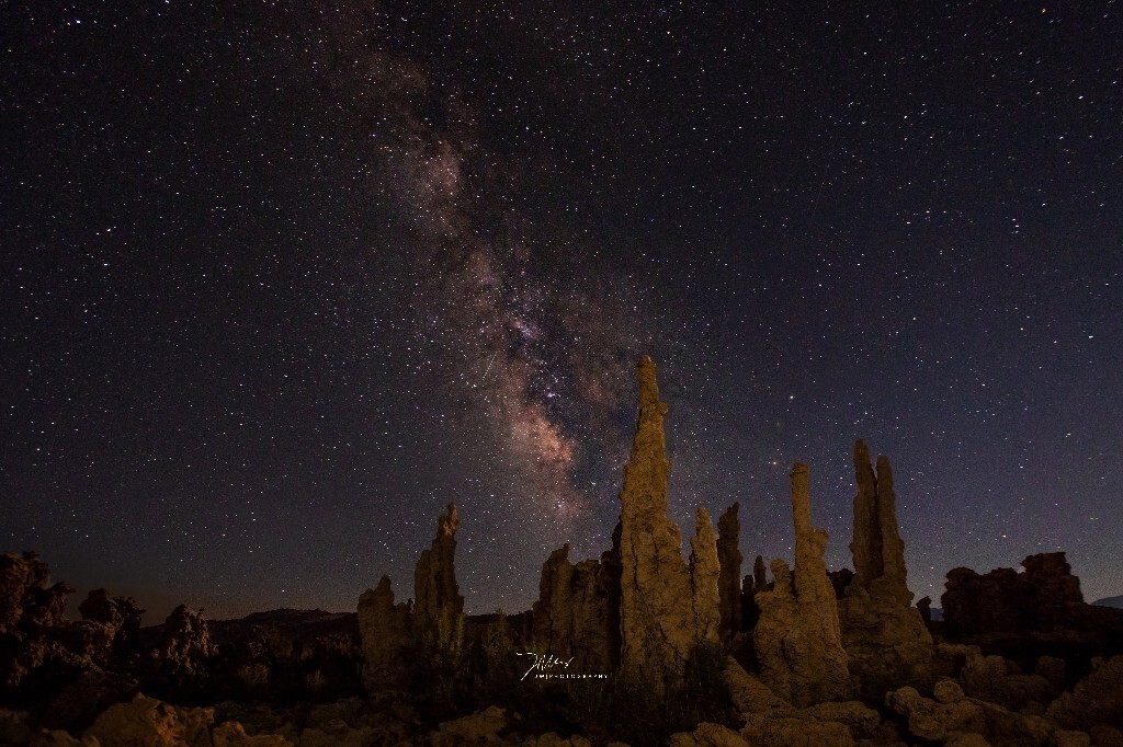 距优胜美地东门约二十分钟车程有个湖叫 Mono Lake,湖边 “生长” 着诡异的凝灰岩石柱。白天踩点过后我们踏着月光来到这里,抬头《仰望》,不禁感叹我们周围有太多的外星地貌,一生都探索不完。