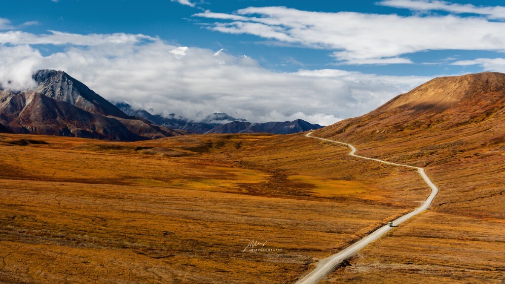 北美最高峰 Denali 坐落在阿拉斯加广袤的荒野。Denali 国家公园里的大巴每日在荒芜人烟的土路上来回奔袭十一个小时,乘坐大巴是打开这个公园唯一的方式,只有非常幸运的人才能在路上一睹 Denali 山峰的真身。两次搭车进入 Denali 国家公园,成就了我的《不完美的完美》。<br />
第一眼,她半遮面。