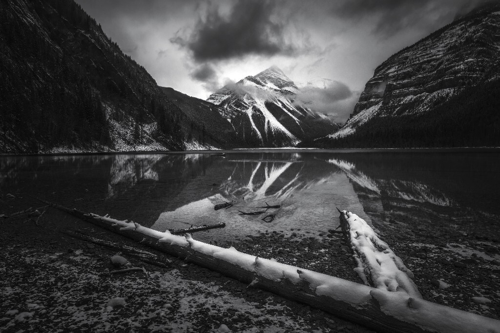 摄于加拿大BC省的罗宾森山公园 (Mount Robson Provincial Park), 在雪中徒步了2个小时来到这个Kinney 湖边，天气阴沉所以选择了黑白。然而这都不重要，重要的是你能找到几个三角形呢？