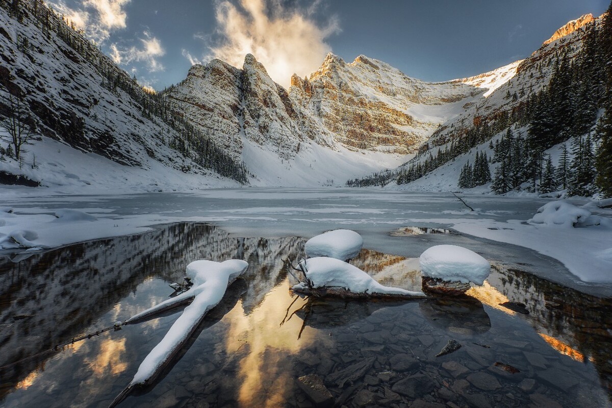 冬季的班夫国家公园Lake Agnes异常迷人，每一寸积雪都在雕刻一个完美的场景。
