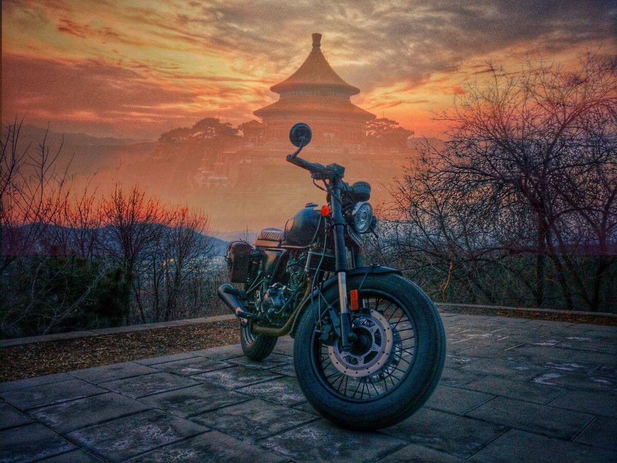 2018年3月18日下午6時。<br />
河北省承德市普樂寺。<br />
軟件：Snapseed。<br />
傍晚無事，騎機車上山，見夕陽正紅，隨手拍下，後期雙曝。