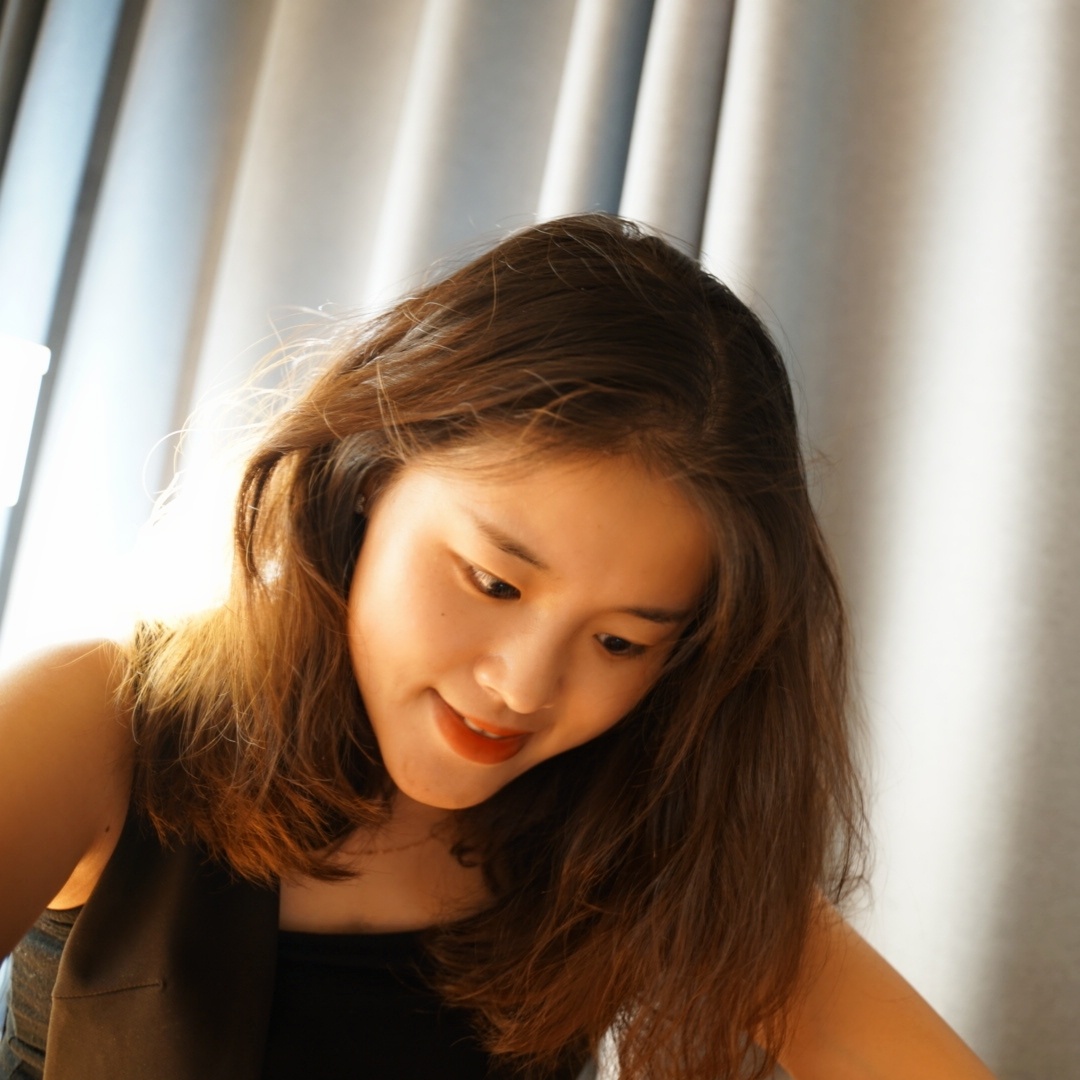 一盏台灯下的自拍