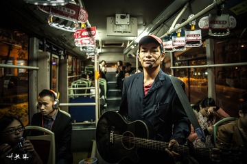 公交车上的歌者
