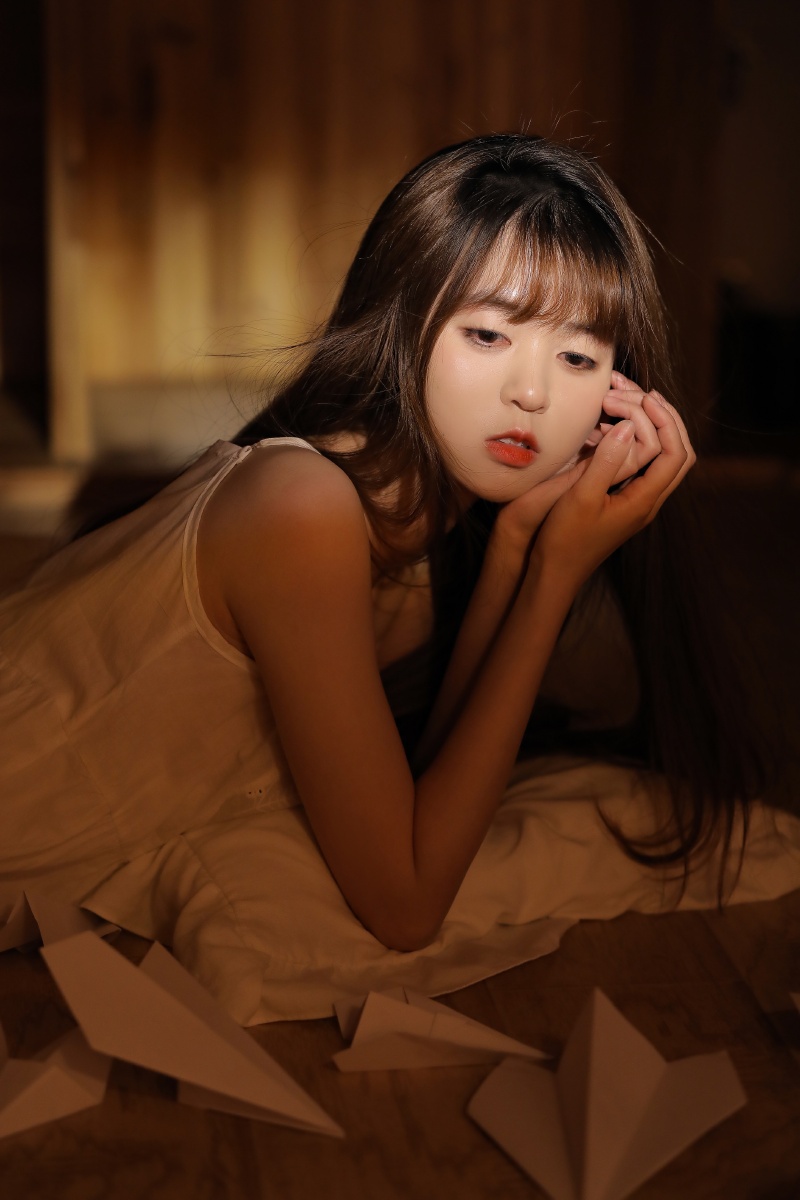 阁楼少女 - 阿许儿 - 图虫