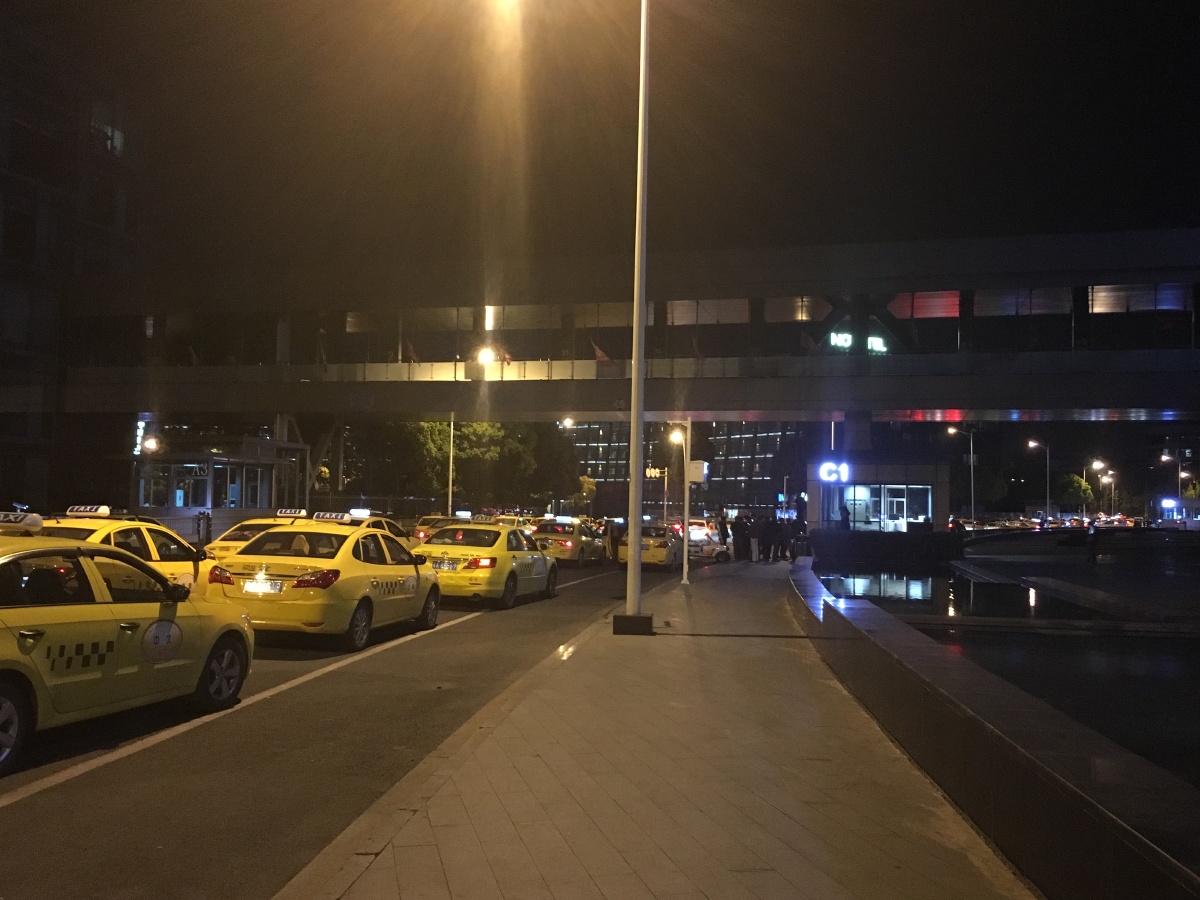 晚上十一点的公司楼下