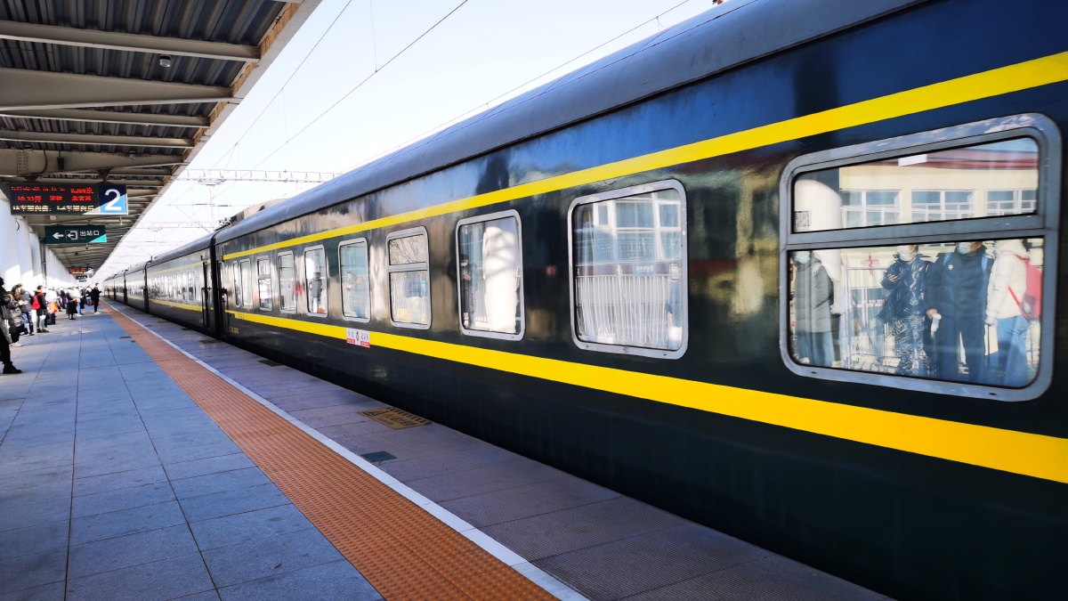 火车站绿皮火车