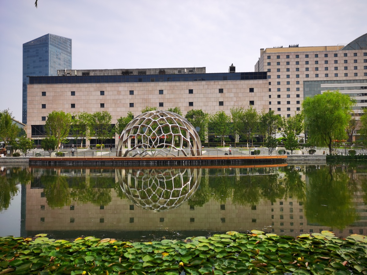 北京亮马桥亮马河畔