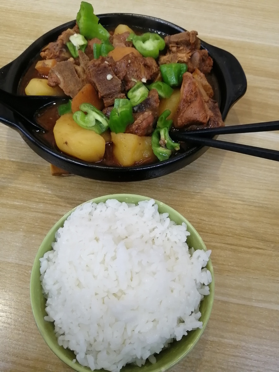 砂锅排骨配米饭
