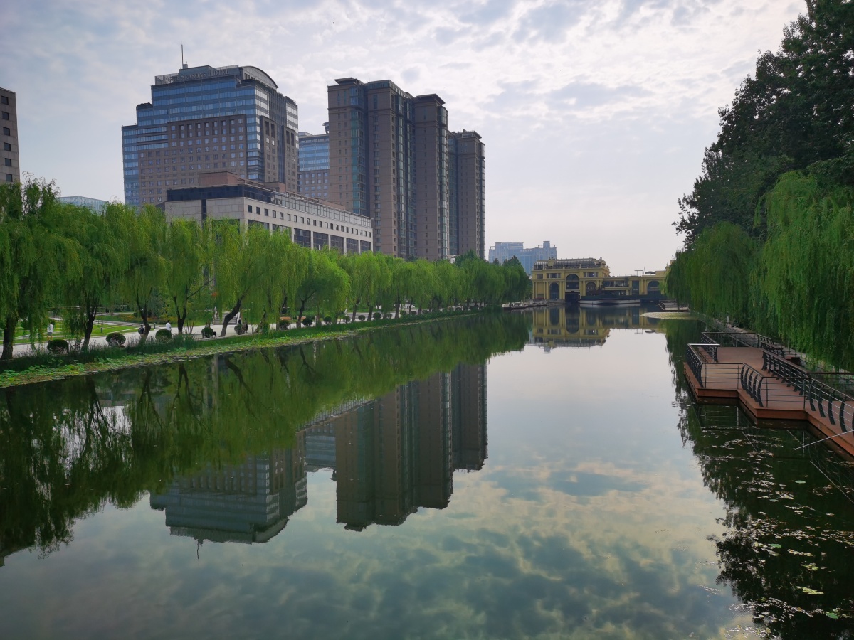 北京亮马桥亮马河畔