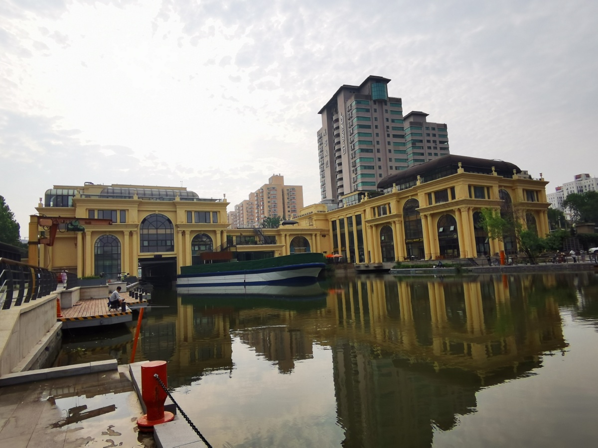 北京亮马桥亮马河畔