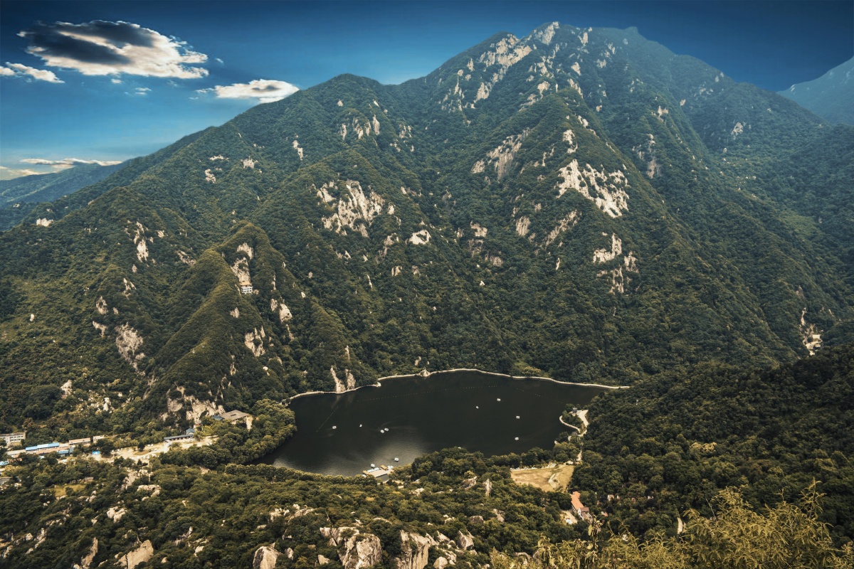 登顶翠华山,俯拍天池