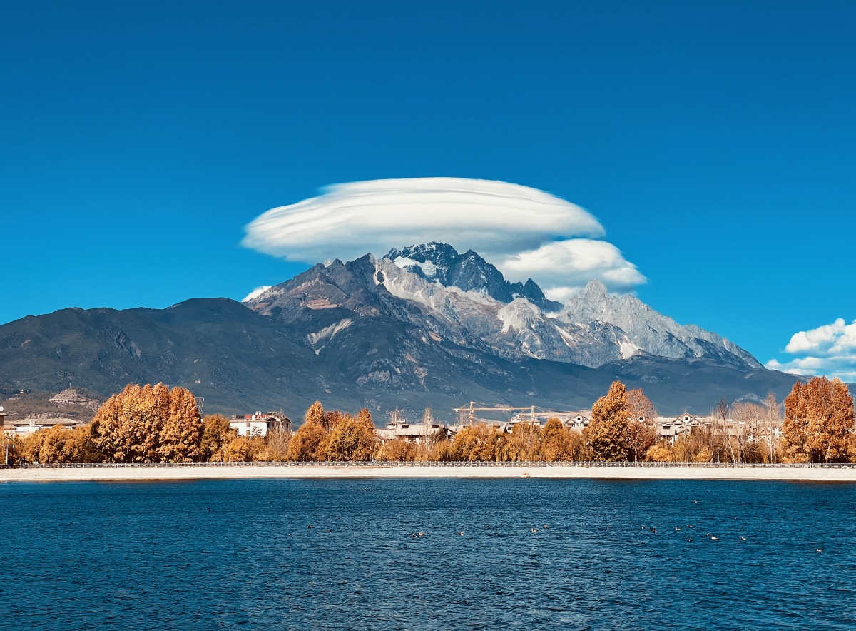 今天玉龙雪山的飞碟云 - 活在当下就是我 - 图虫