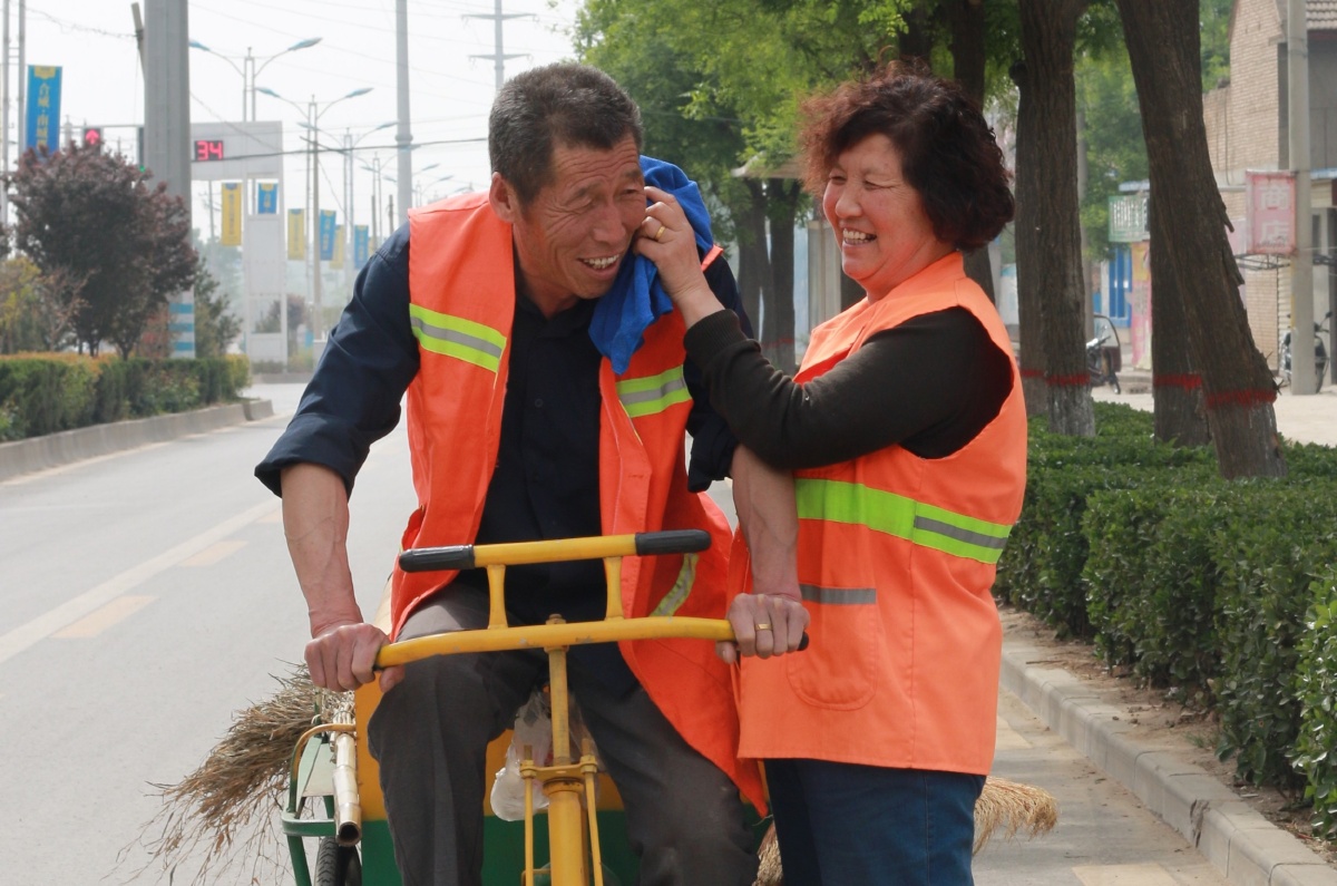 最辛苦的环卫工人和农民但每一张笑脸都洋溢着幸福快乐
