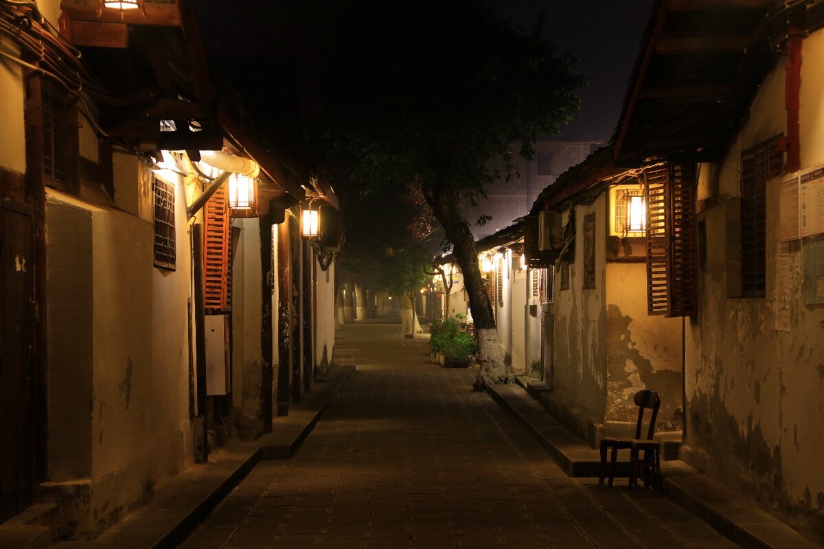 大年三十的夜晚,阆中古城有条小巷空无一人