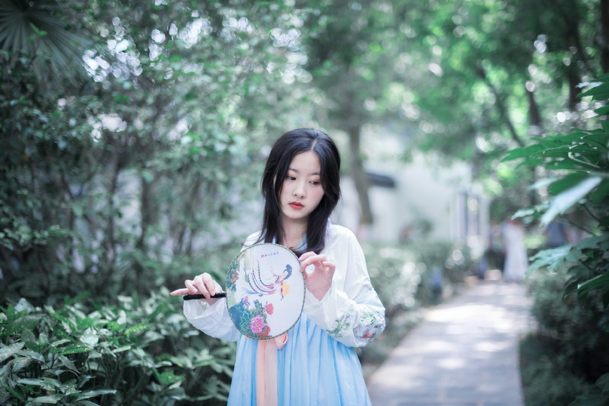 风开始热了,天大多时候阴着,你唱着女儿情,像无数个想象中的夏天