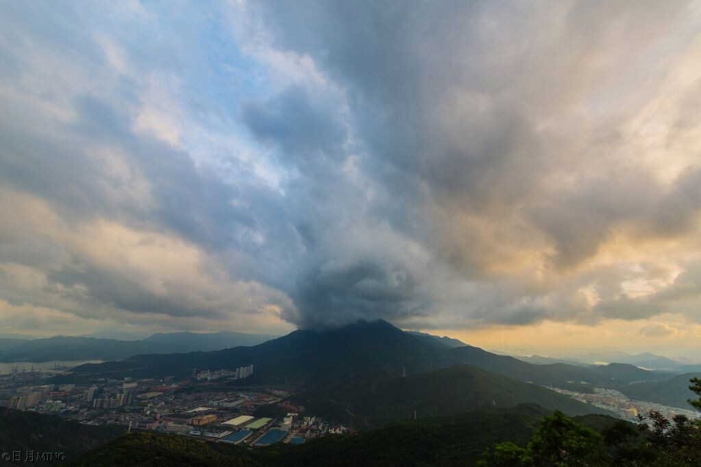 火山梧桐<br />
连续暴雨后的梧桐山