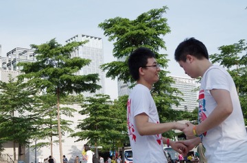 【1】17时7分，深圳中心书城附近“乐园”广场。同声传递彩虹社志愿者Jub（左）与箫箫（右）在活动现场起舞，他们是一对恋人。.