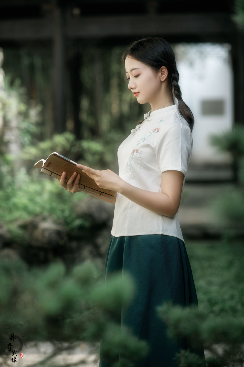 展现出东方女性的高贵,文雅和风情,掀开民国女子软风细雨的"人间四