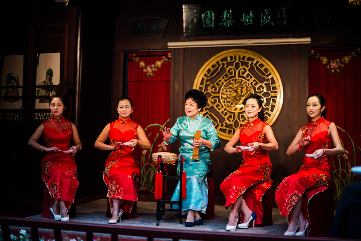 中间为南京白局艺术传人黄玲玲老师