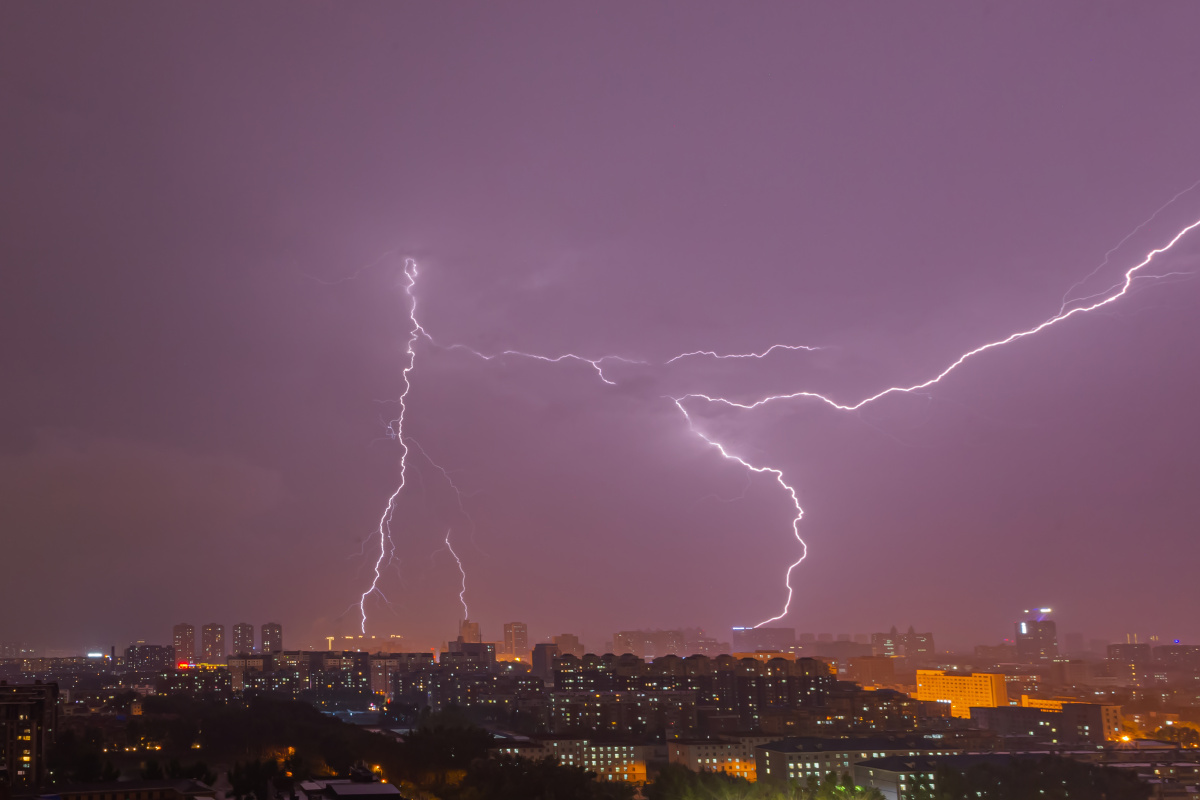 名称闪电拍摄于2021年8月10地点长春市南关区连日阴雨总盼闪电出现